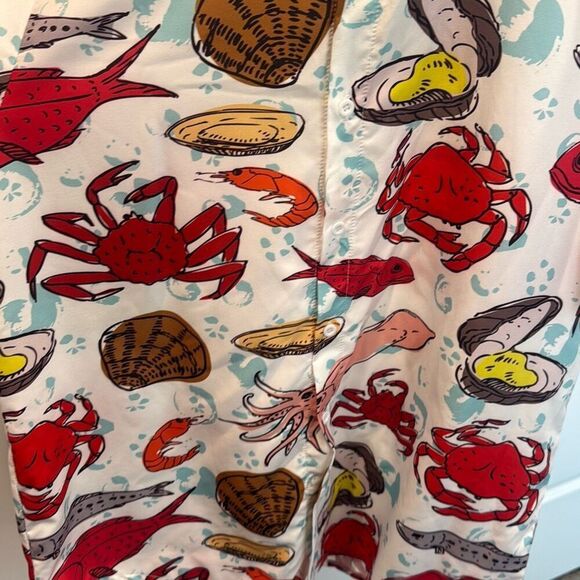 Men’s Short Sleeve Button Down Size Medium Seafood Boil Oyster Crab Octopus Clam - Picture 5 of 6